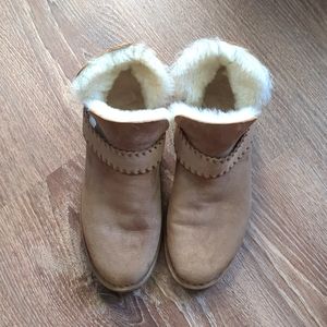 Women’s UGG McKay tan strap ankle boots size 8